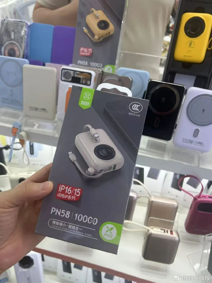在华强北赛格电子市场，消费者正在挑选3C认证充电宝。马云飞摄