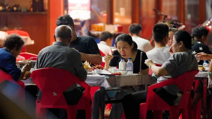 在岳阳吃烧烤的人 / 周丞 摄