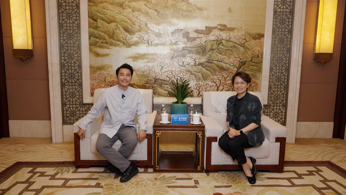 中国金融学会绿色金融专业委员会金融支持生物多样性研究组牵头人、北京绿色金融与可持续发展研究院副院长白韫雯（右）接受专访