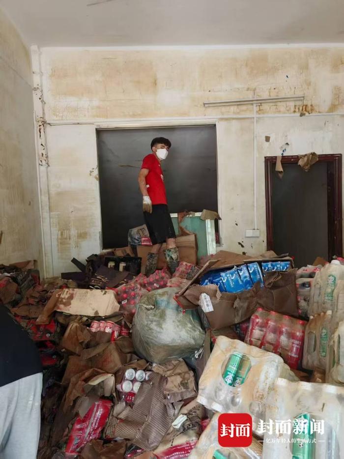 王香兵在清淤现场。受访者供图