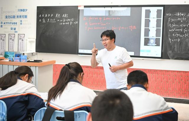 7月4日，在新疆昭苏县泰州高级中学，来自江苏省兴化中学的援疆教师陆秀良为学生上数学课。新华社记者 胡虎虎 摄