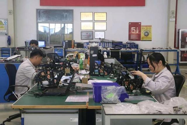 年轻职工在航电工位整理线束。中青报·中青网记者 王海涵/摄