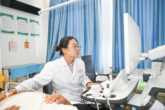 7月4日，在新疆昭苏县人民医院，来自江苏省泰兴市人民医院超声科的援疆医生丁俊为患者检查身体。 新华社记者 胡虎虎 摄