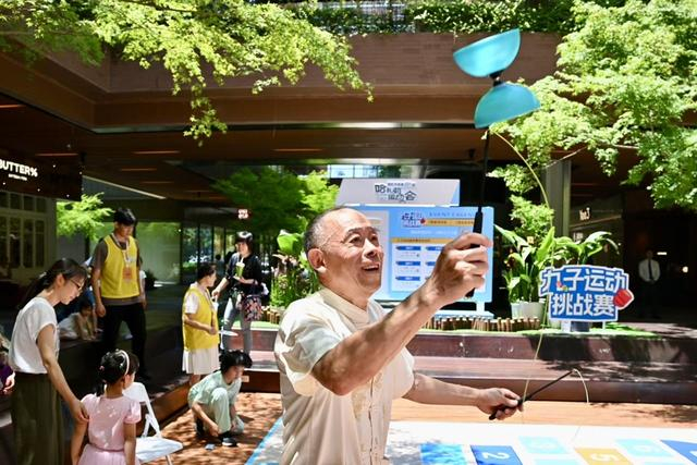 传统项目构成的“九子运动挑战赛”吸引周边居民参与。文汇报记者 陈龙摄