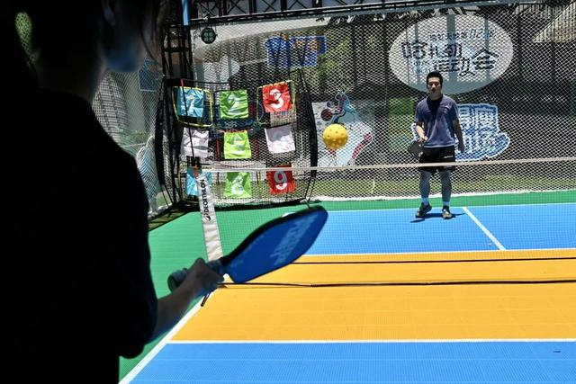 板式网球报名即可参与，构建针对暑期家庭及年轻客群的运动娱乐和社交场景。文汇报记者 陈龙摄