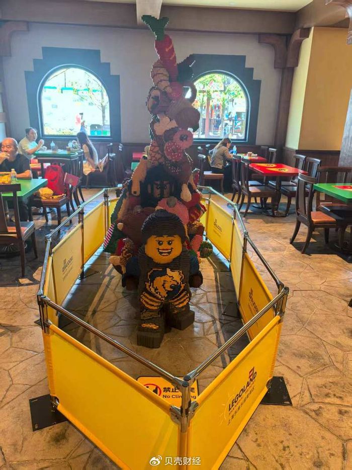 7月5日，乐园运营方已对部分大型乐高积木模型做保护性围挡措施。新京报贝壳财经记者俞金旻 摄