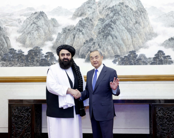 5月21日，中共中央政治局委员、外交部长王毅（右）在京会见阿富汗代理外长穆塔基 图：外交部网站