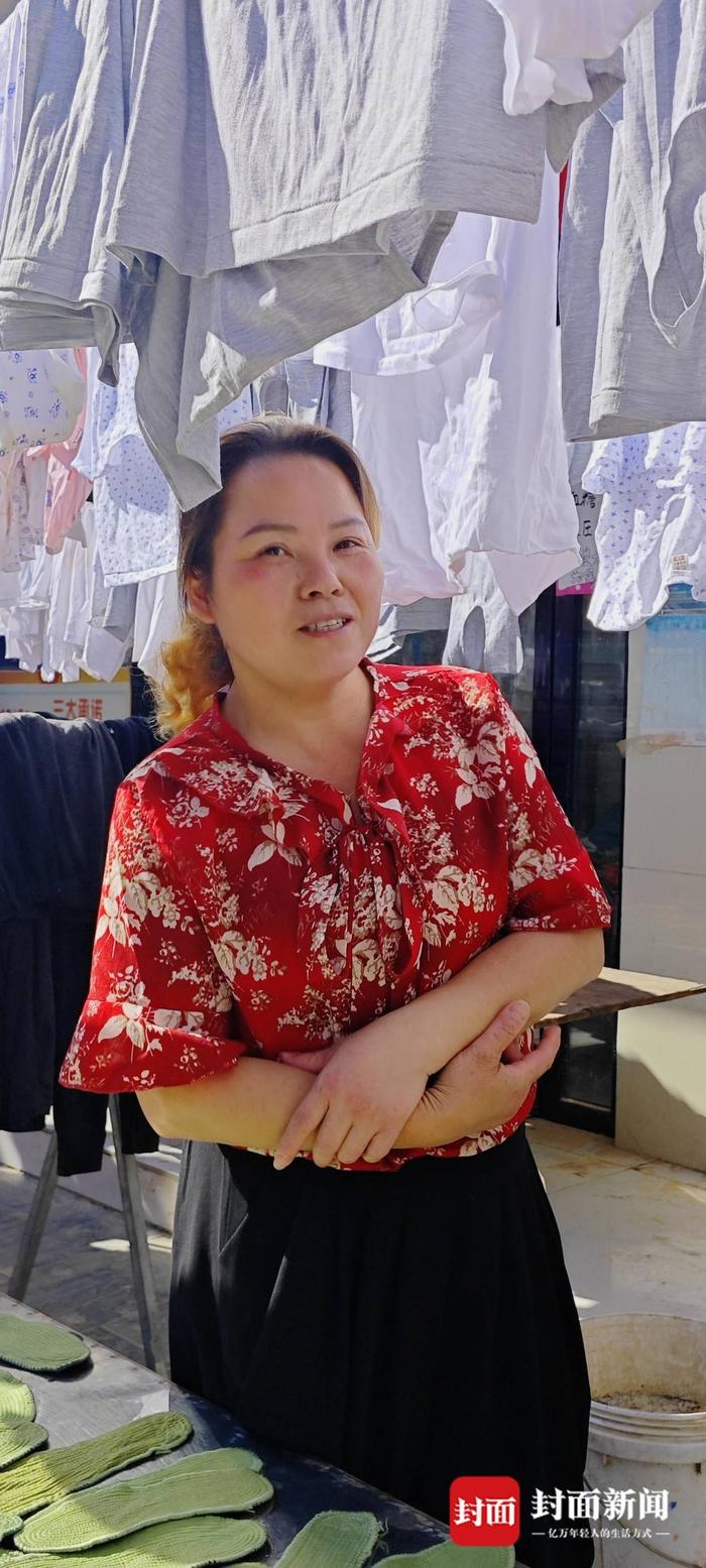 内衣店老板娘,站在自家店铺前。李沁桦 摄