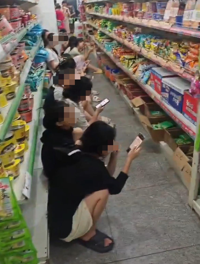 学生们在超市蹭空调（图源：视频截图）