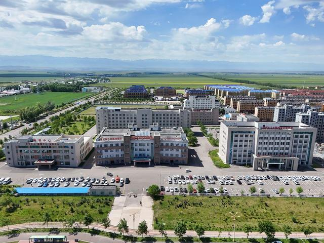 这是7月4日拍摄的由江苏泰州援疆支持改扩建的昭苏县人民医院（无人机照片）。新华社记者 胡虎虎 摄