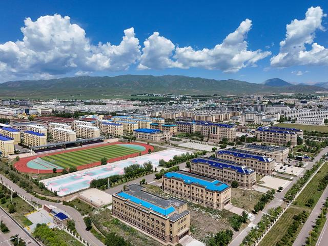 这是7月4日拍摄的由江苏泰州援疆支持修建的昭苏县泰州高级中学（无人机照片）。 新华社记者 胡虎虎 摄