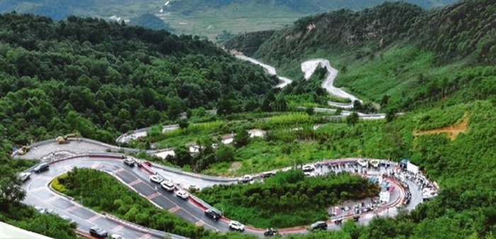 花溪区高坡乡平均海拔约1500米，山路蜿蜒其间成为美景。（贵阳花溪红云谷农业旅游开发经营有限公司供图）