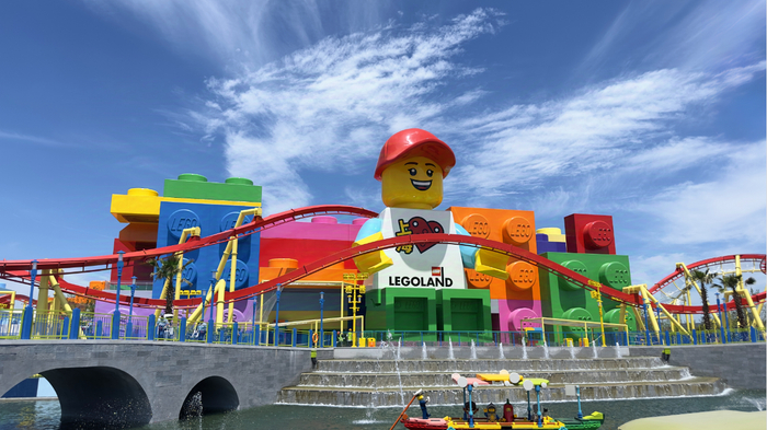 上海乐高乐园巨型公仔“搭搭”，受访者供图