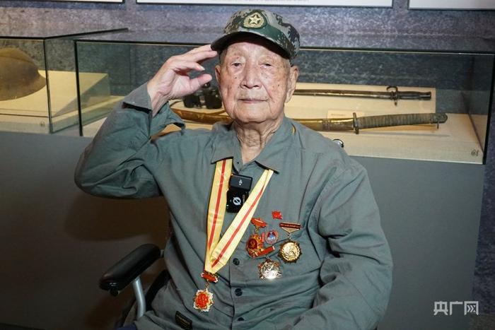 在家人的陪伴下，老人参观了“山河永固”展览（央广网记者 张晋鹏 摄）
