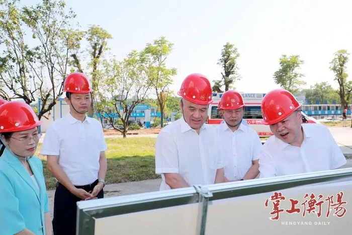 ▲7月4日上午，刘越高在市中心医院奇峰院区调研。