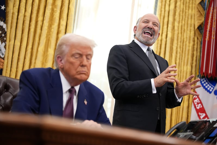 特朗普和美商务部长卢特尼克（右）。&nbsp;《野兽日报》