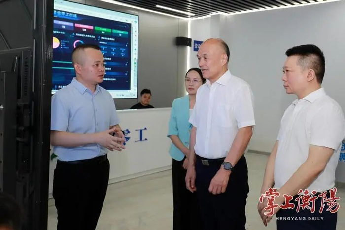 ▲7月4日上午，刘越高在衡阳市先进制造业零工市场调研。