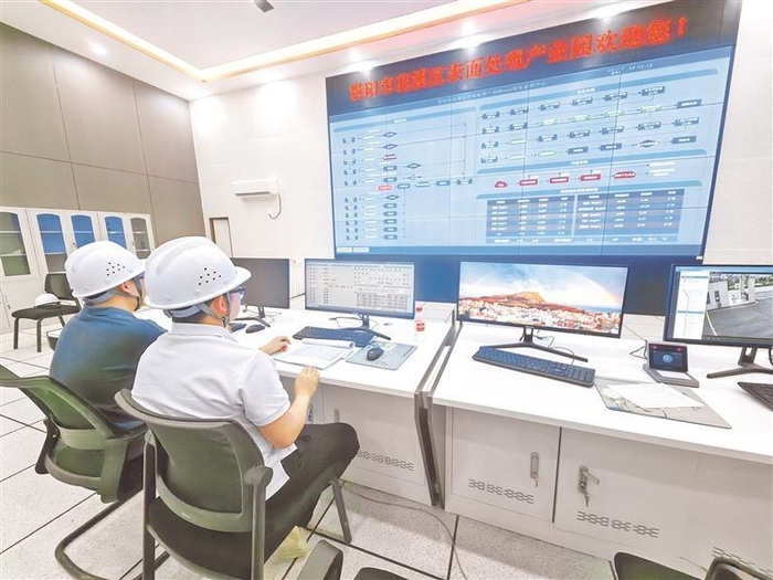 贵阳市花溪区表面处理产业园污水处理厂的中控室。  朱迪 摄