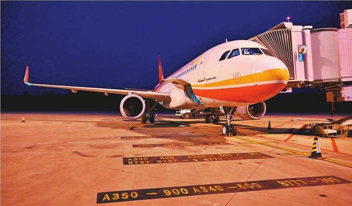 7月4日晚，执飞沈阳—符拉迪沃斯托克航线的飞机在沈阳桃仙国际机场停机坪上做准备。本报记者  查金辉  摄