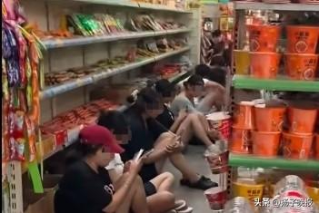 学生们在超市蹭空调（图源：视频截图）