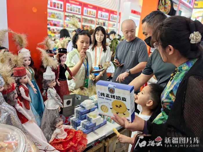 6月28日，在2025（中国）亚欧商品贸易博览会上，参观者在选购新疆名优特产品（