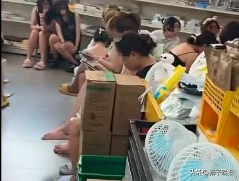 学生们在超市蹭空调（图源：视频截图）