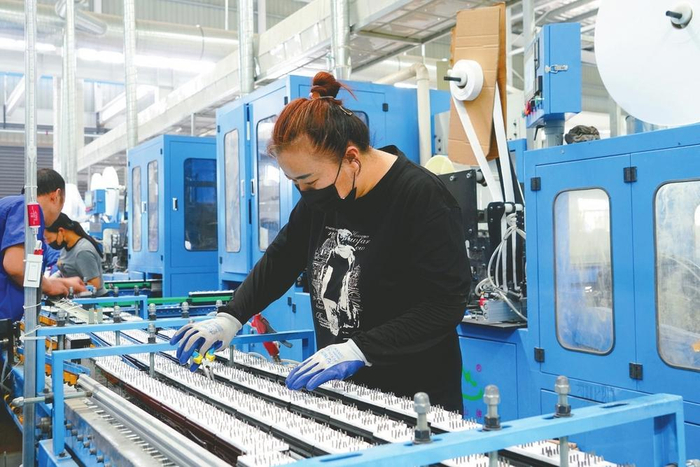 7月3日，在河北天一电器有限公司车间，工人正在生产线上作业。石莹莹摄