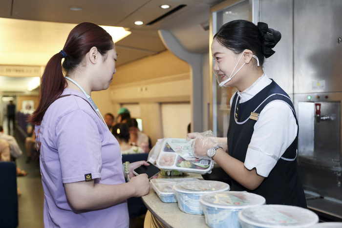 　　7月1日，长三角铁路上的餐饮服务员为旅客介绍新品餐食。新华社记者 王翔 摄