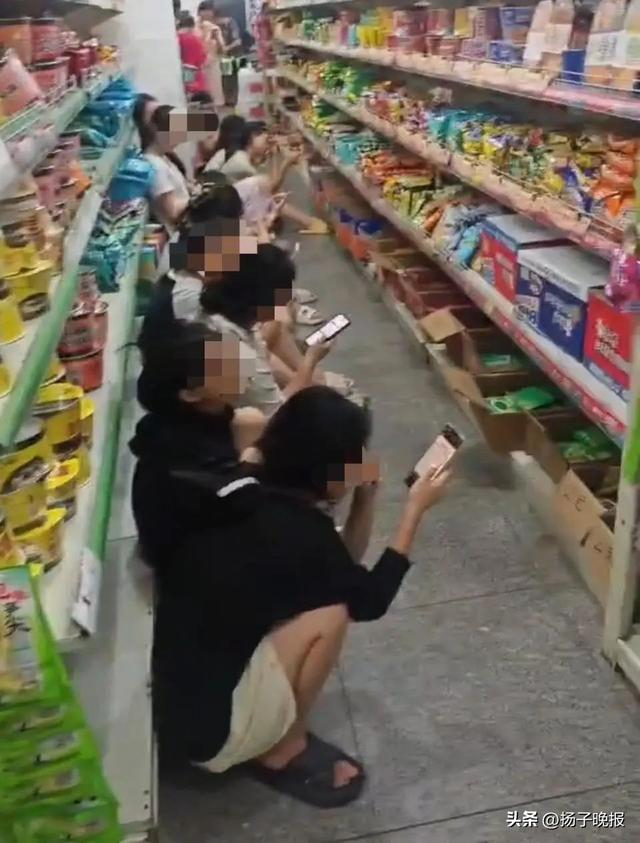 学生们在超市蹭空调（图源：视频截图）