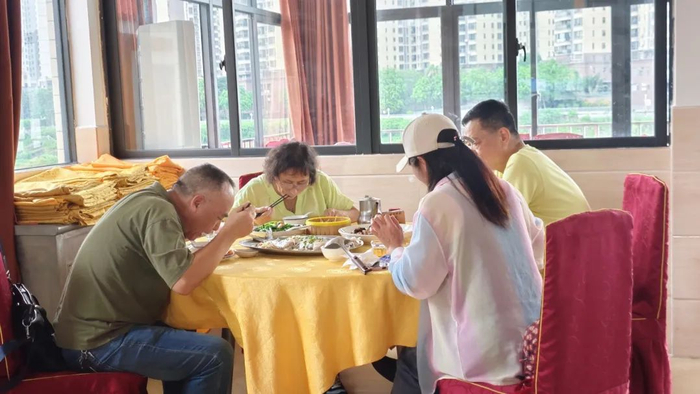 △ 新鲜肥美的河鲜受到众多食客的喜爱。以上2图 梁诗茗 摄