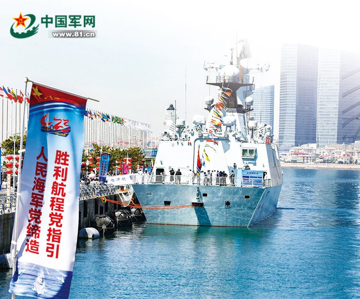 今年人民海军成立纪念日期间，海军临沂舰在青岛举行军舰开放活动，接待群众参观。