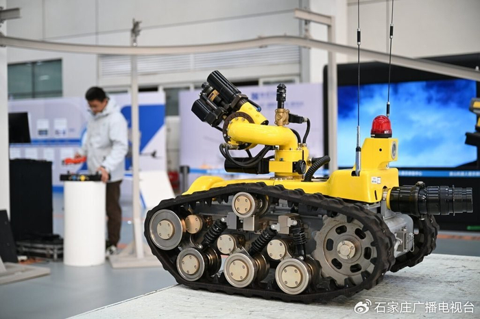 2月18日，唐山机器人展示体验中心的工作人员在展示一款机器人产品。新华社发