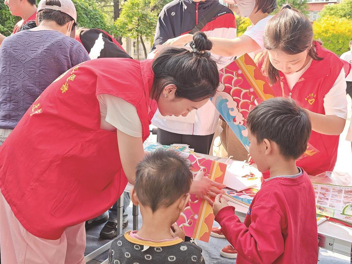         唐山天云社工志愿服务队“爱心爸妈”团帮扶困境儿童。                                                              武乐娜 摄