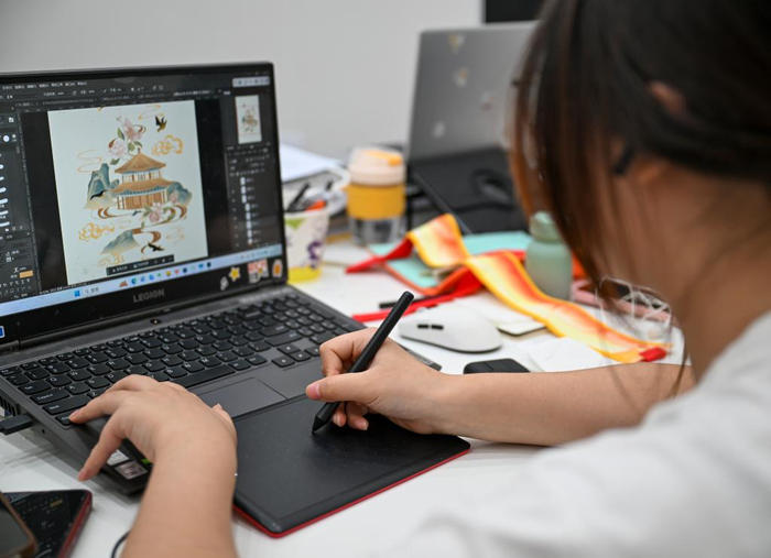 6月18日，在曹县有爱云仓汉服基地，设计人员在设计马面裙花样。