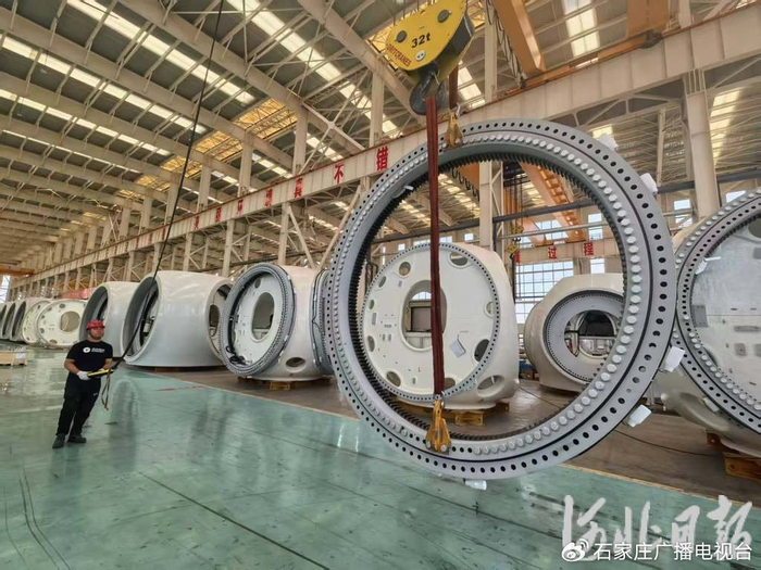 6月17日，河北运达风电设备有限公司内，员工正在进行变桨轴承吊装。河北日报记者 刘剑英摄