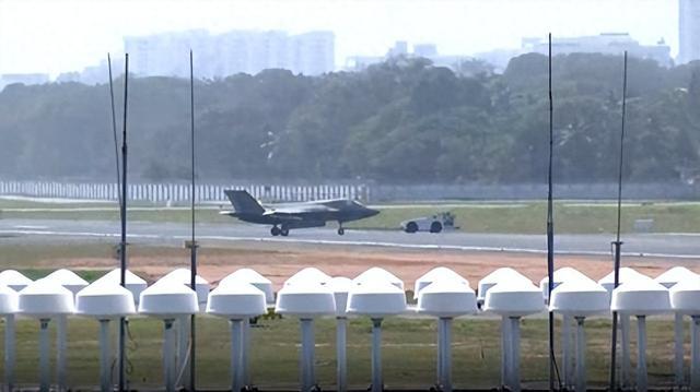 英国滞留印度F-35B战机6日被拖入机库。图源:印媒