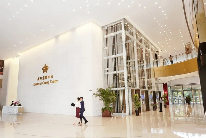  英皇国际，主要发展房地产业务