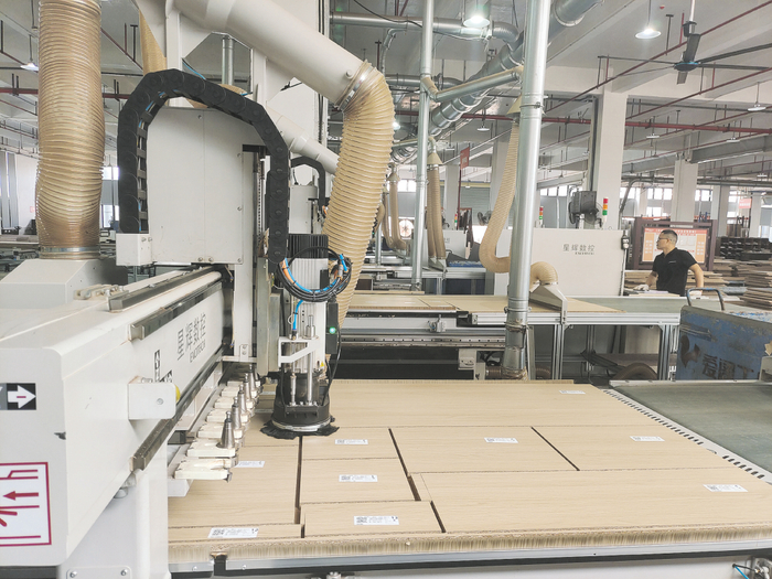 广西爱阁工房家居有限责任公司内，智能机器在进行板材裁切。 记者 吴潇 摄