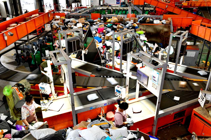 6月18日，在曹县电子商务物流公共服务中心，工作人员在分拣快递。