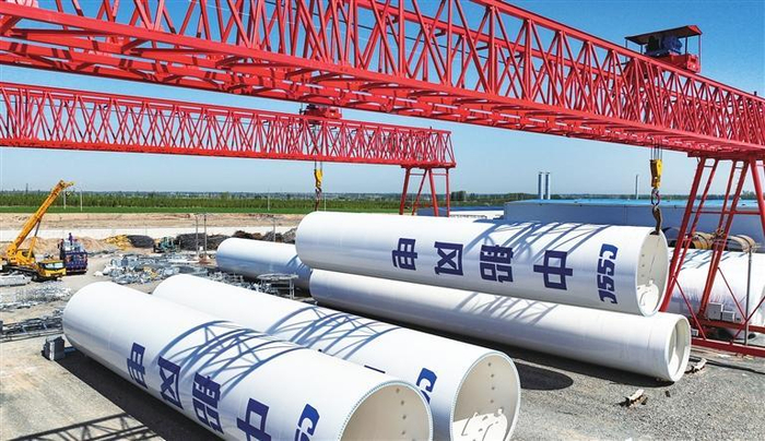 中船风电整装待发的塔筒。高台县委宣传部供图