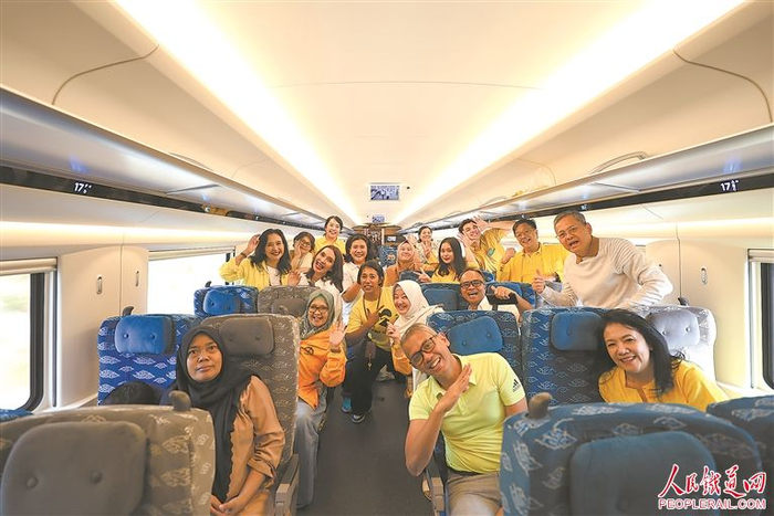 印尼旅客乘坐雅万高铁动车组。任卫云 摄