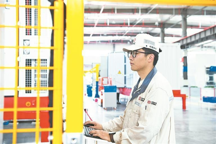 中车储能车间工作人员数字化操作中。本报记者 张鹏 摄