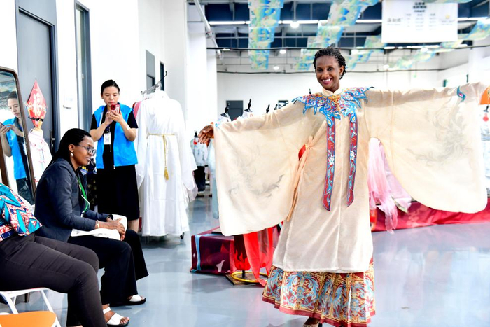 6月19日，在曹县有爱云仓汉服基地，中华女子学院非洲法语国家妇女能力建设研修班的学员在体验汉服。