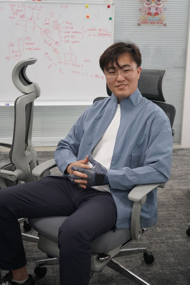 图为殷鹏在实验室 图片由殷鹏提供