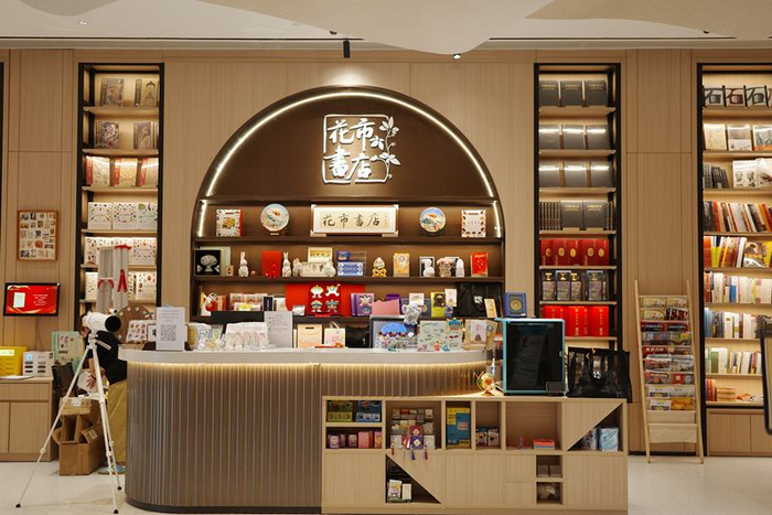 书店内收银台周围有各种主题的文创产品。新京报记者 田杰雄 摄