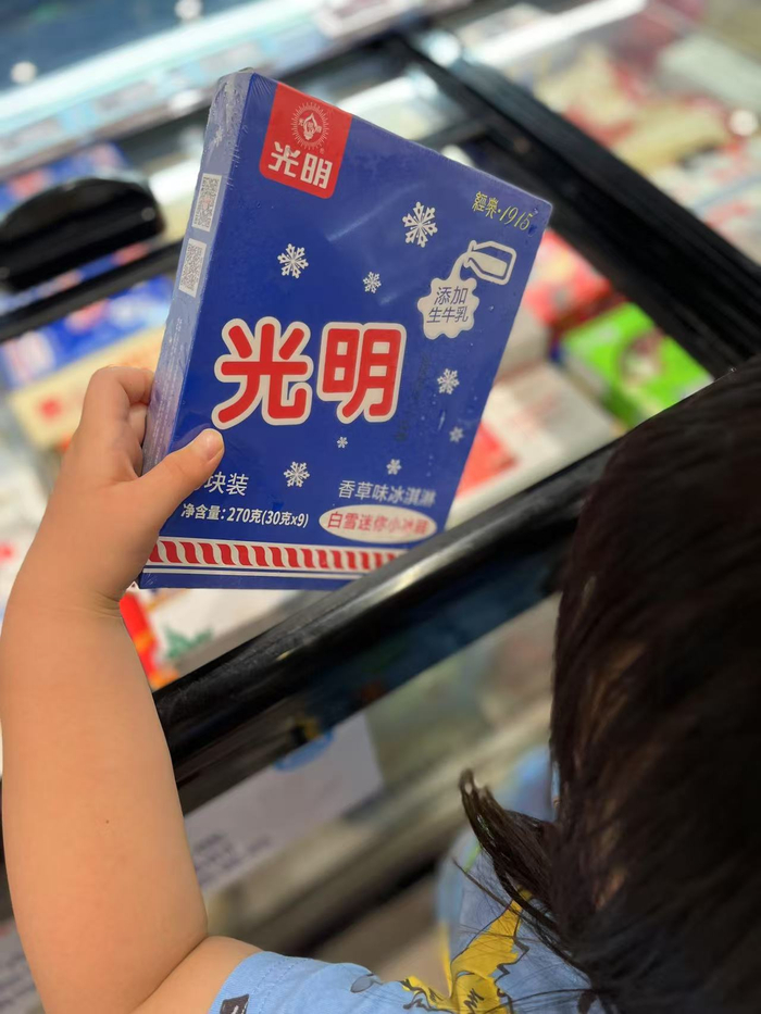 老牌的光明冰砖，受到小朋友们的喜爱。劳动报记者贡俊祺 摄影
