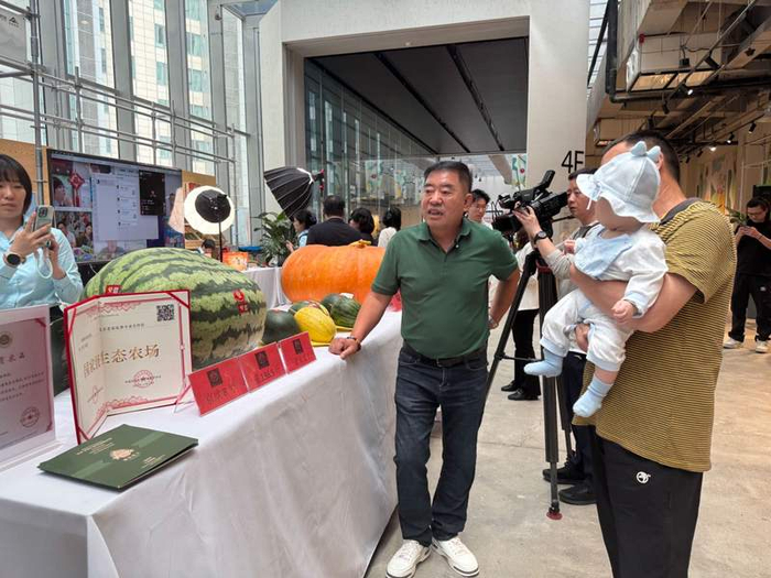 资料图：宋绍堂（左2）带着自家种的西瓜进入北京高端商场。新京报记者 耿子叶 摄