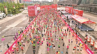 6月15日，2025贵阳马拉松参赛选手从起点出发（本报资料图片）。