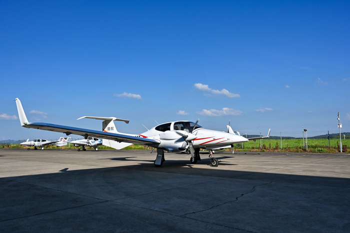 　　7月3日，在安徽省芜湖市湾沚区航空小镇，一架通航飞机准备起飞。新华社记者 张铖 摄
