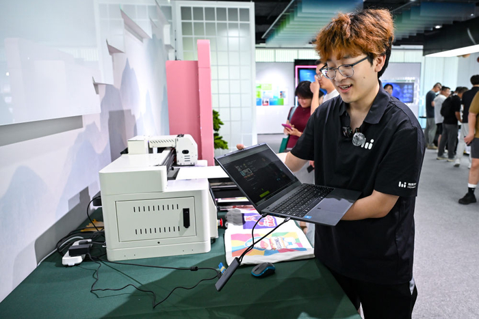 　　7月2日，一名工作人员在人工智能初创企业智象未来（合肥）信息技术有限公司介绍AI文生图功能。新华社记者 张铖 摄